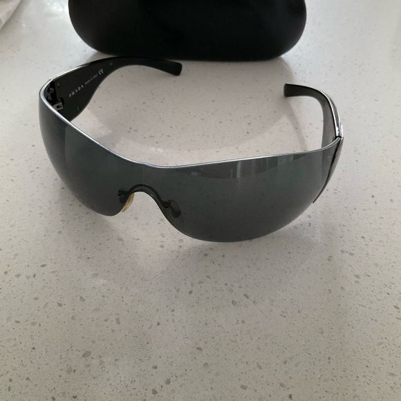 Men’s Prada sunglasses - Picture 4 of 4